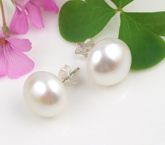 80% discount-Beautiful White Pearl Stud Earring Silver murshid Gems bahrain